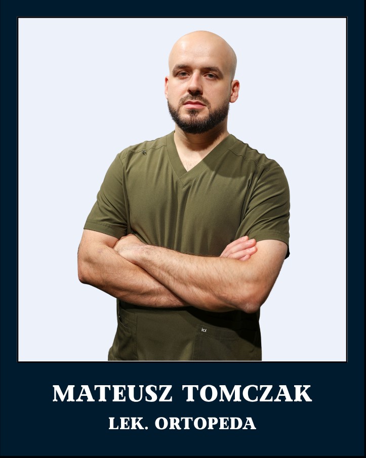 Mateusz Tomczak, lekarz ortopeda — portret w stroju medycznym